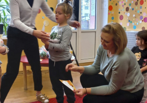 Chłopiec odbiera nagrodę od Pani Dyrektor.