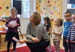 Dziewczynka odbiera nagrodę od Pani Dyrektor.
