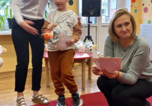 Chłopiec odbiera nagrodę od Pani Dyrektor.