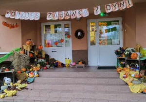 Wejście do przedszkola udekorowane dyniami dzieci.