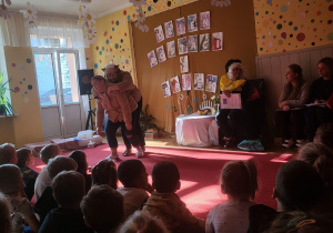 Dzieci oglądają występ przebranej Pani Beaty i Pani Krysi.