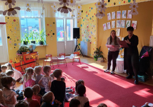 Dzieci oglądają występ przebranej Pani Karoliny i Pani Basi.