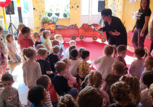 Dzieci oglądają występ przebranej Pani Karoliny, Pani Sylwii i Pani Basi.