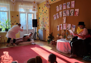 Dzieci oglądają występ przebranej Pani Beaty i Pani Ilony.