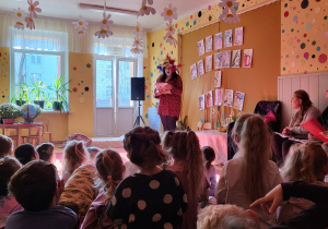 Dzieci oglądają występ przebranej Pani Asi.