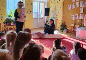 Dzieci oglądają występ przebranej Pani Dominiki.