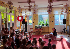 Dzieci oglądają występ przebranej Pani Dominiki.