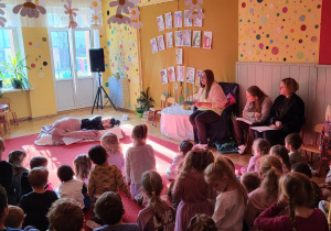 Dzieci oglądają występ przebranej Pani Dominiki.