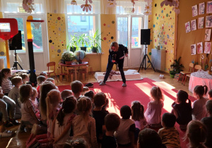 Dzieci oglądają występ przebranej Pani Agnieszki.