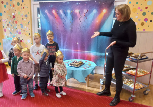 Dzieci, które obchodzą urodziny w listopadzie z Panią Dyrektor.
