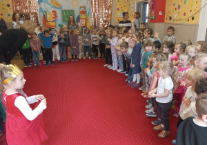 Dzieci stoją w kole.