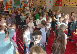 Dzieci tańczą.
