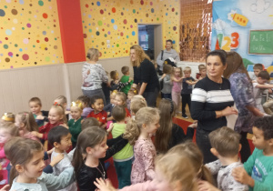 Dzieci tańczą z Paniami.