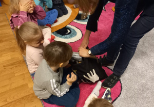 Dzieci losują przedmioty z worka.