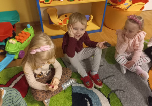 Dzieci losują przedmioty z worka.