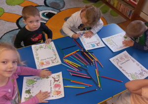 Tuptusie dekorują listy do Świętego Mikołaja.