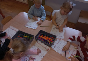 Smyki kolorują listy do Świętego Mikołaja.