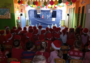 Dzieci oglądają występ teatru WidziMiSię.