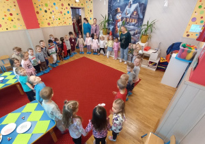 Tuptusie stoją w kole.
