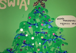 Choinka Tuptusiów z odbitymi rączkami.