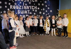 Grupa "Żaków" występuje przed rodzicami.