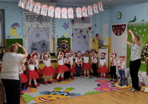 Grupa Tuptusiów tańczy wraz z Paniami.