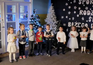 Grupa Żaków gra na instrumentach podczas występu.