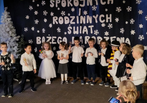 Grupa Żaków gra na instrumentach podczas występu.