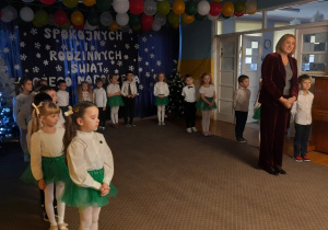 Pani Dyrektor przemawia do rodziców grupy "juniorów".