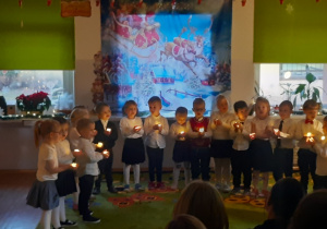 Smyki z lampionami mówią wiersz.