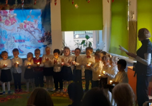 Smyki stoją z lampionami.