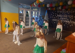 Dziewczynki z grupy Juniorów rozpoczynają taniec z szarfami.