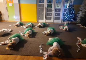 Dziewczynki leżą na podłodze.