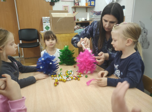 Smyki przygotowują ozdoby świąteczne