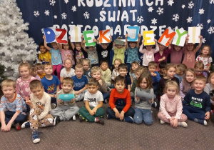 Smyki i Żaczki trzymają napis "Dziękujemy".