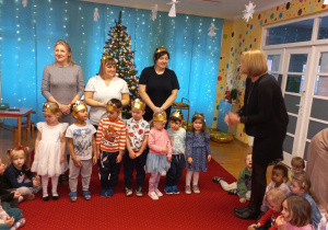 Pani Dyrektor składa życzenia dzieciom oraz pracownikom przedszkola urodzonym w grudniu.