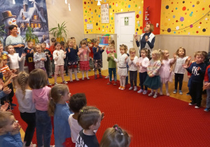 Dzieci tańczą na grudniowych urodzinkach.