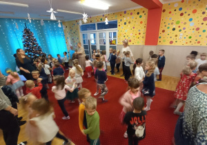 Dzieci tańczą w parach.