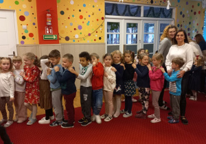 Juniorzy ustawieni w "pociąg".