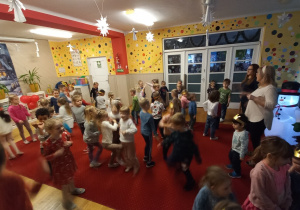Dzieci bawią się na grudniowych urodzinkach.
