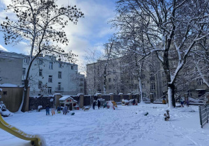 Dzieci bawią się na placu zabaw.
