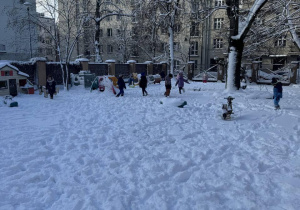 Dzieci bawią się na placu zabaw.