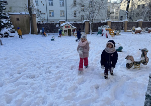 Dzieci bawią się na placu zabaw.
