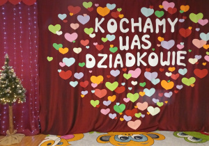 Dekoracja z okazji Dnia Babci i Dziadka w sali Tuptusiów.