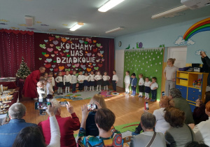 Tuptusie występują przed gośćmi.