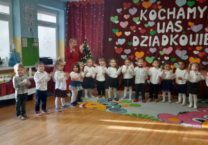 Tuptusie występują przed gośćmi.