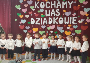 Tuptusie występują przed gośćmi.