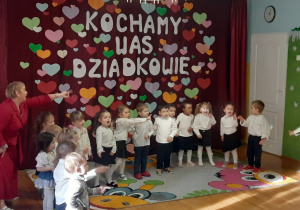 Tuptusie występują przed gośćmi.