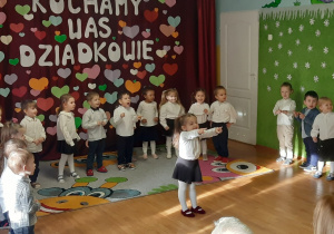 Tuptusie występują przed gośćmi.