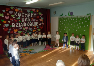 Tuptusie występują przed gośćmi.